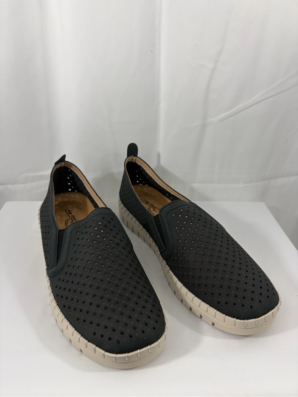 NWT easy street Women’s Size 7.5 Black Perforated Slip-On Flats